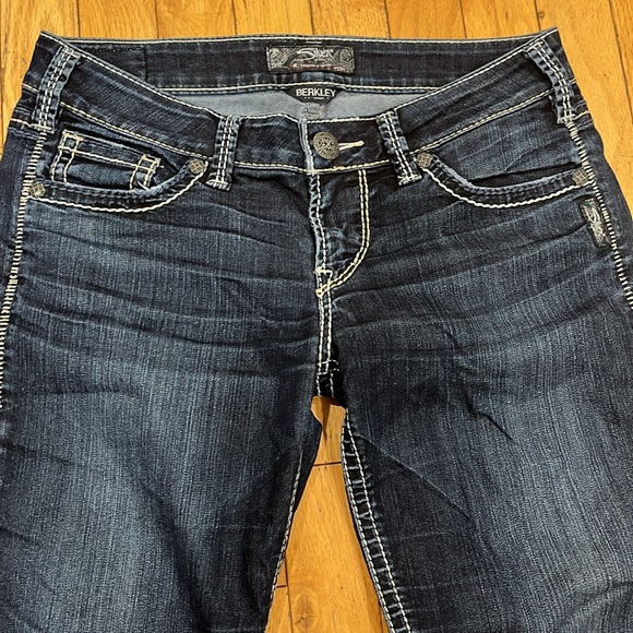 SILVER JEANS Berkley low-rise straight leg. Size: W29xL34. EUC. - Picture 5 of 10